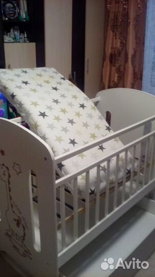Детская кроватка с маятником и ящиком