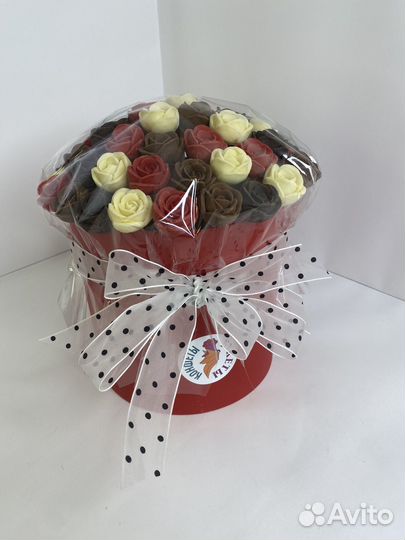 51 роза из шоколада в шляпной коробке