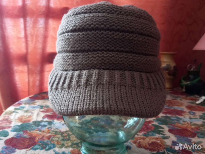 Шапки много