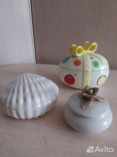 Маленькая вазочка, шкатулки, статуэтки