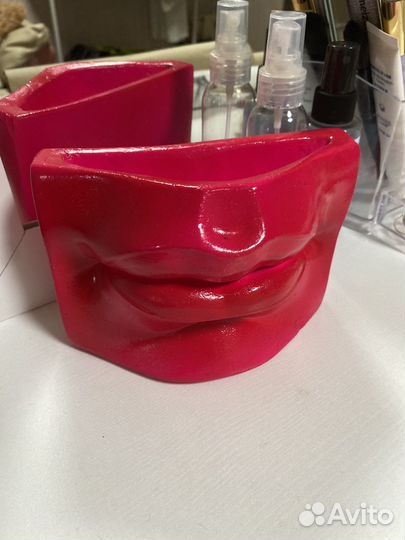 Кашпо губы