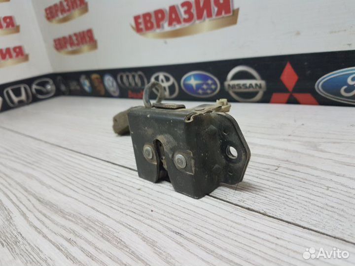 Замок двери багажника Toyota Land Cruiser J80