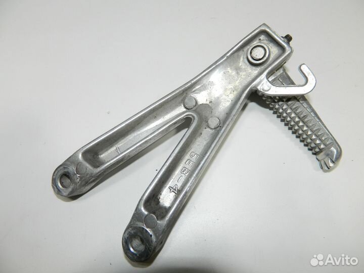 Кронштейн подножки пассажира левый Yamaha YZF R6 2