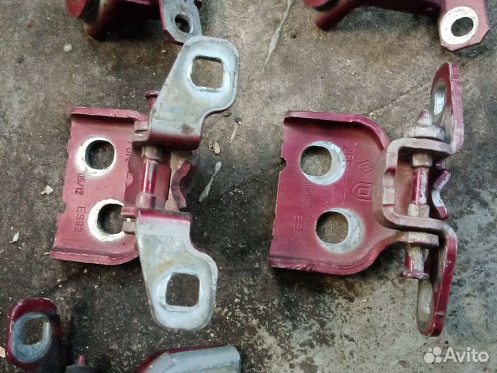 Петля двери Рено Сандеро 1