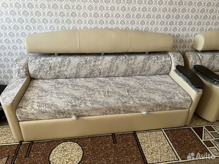 Диван с двумя креслами