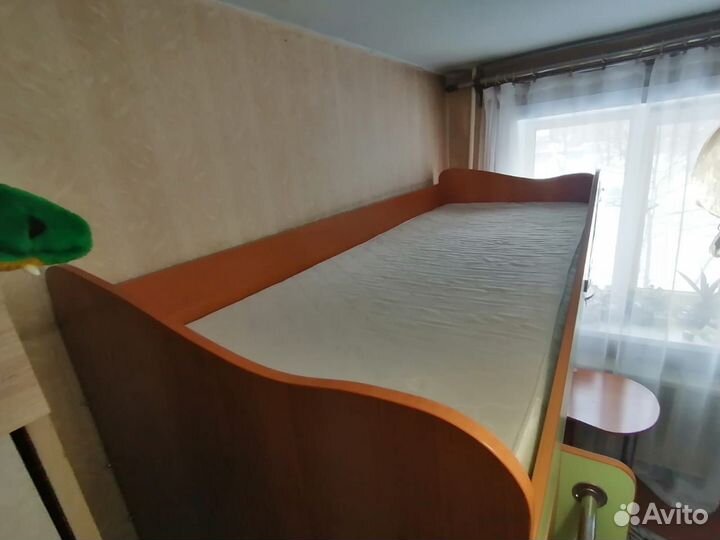 Детская кровать чердак со столом и шкафом