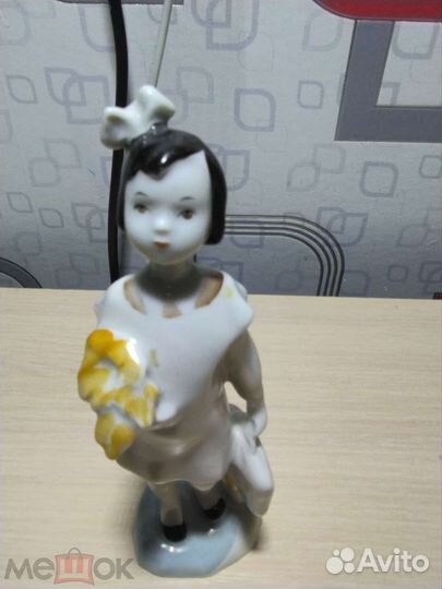 Фарфоровая статуэтка. Школьница. лфз. В/С