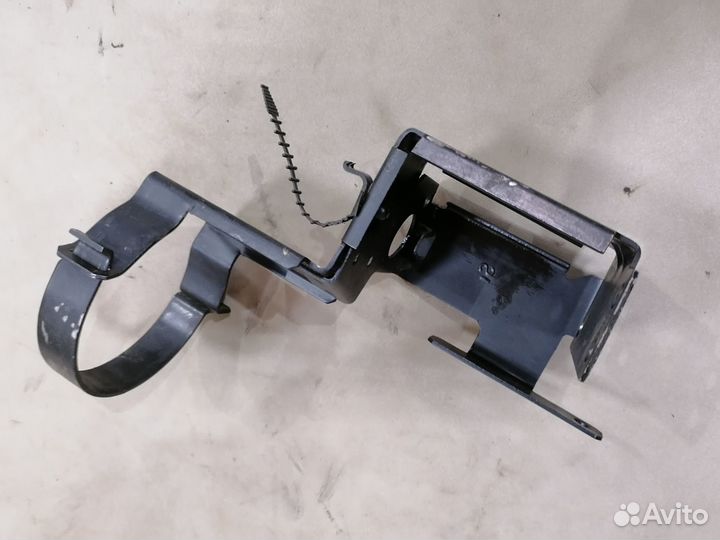 Кронштейн бачка гидроусилителя Opel Vectra A 1994