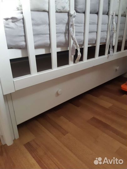 Детская кроватка с маятником белая