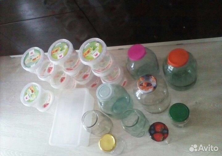 Банки, ведерки и контейнер