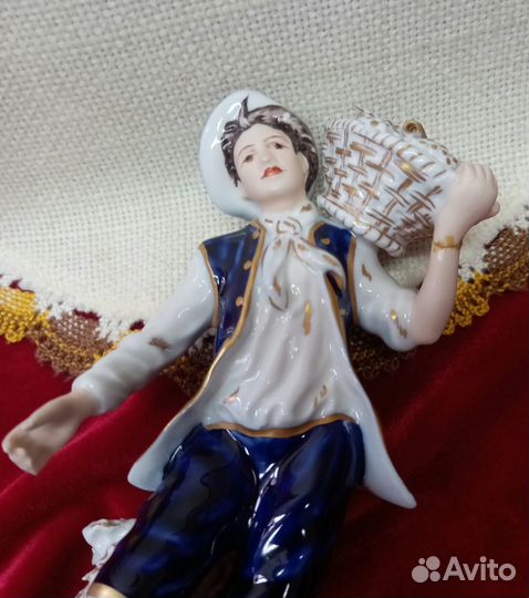 Статуэтка фарфор 