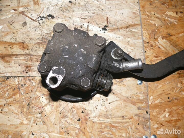 Насос гур Nissan Almera N16 2000-2006 г 1,8 л