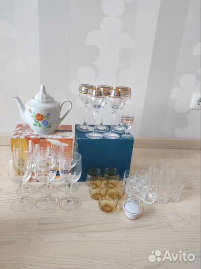 Рюмки, чайник и солонка