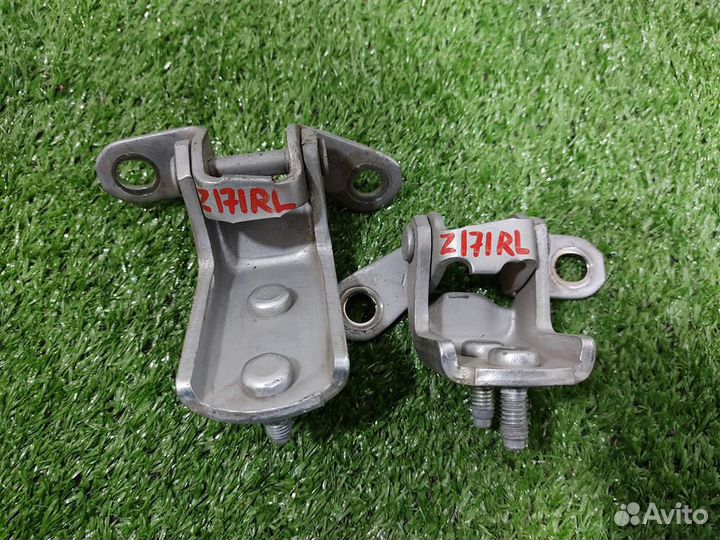 Петля двери левая Toyota RAV4 A2 2005