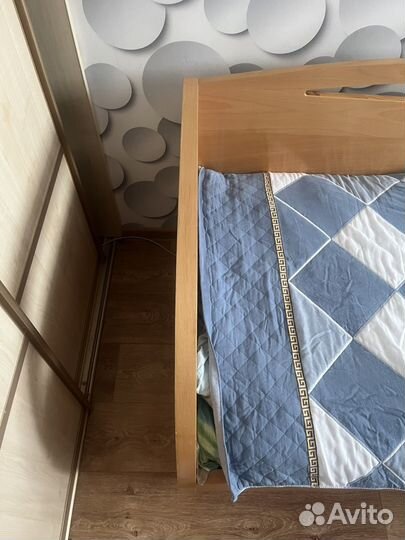 Кровать односпальная из массива