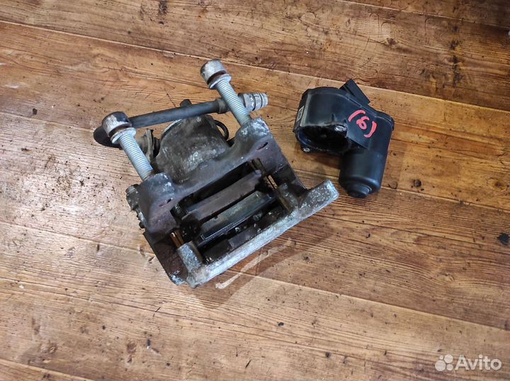 Суппорт задний левый VW Passat B6 12 шлицов