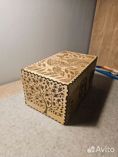 Деревянная шкатулка