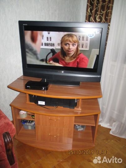 Продам тумбу под телевизор и журнальный столик