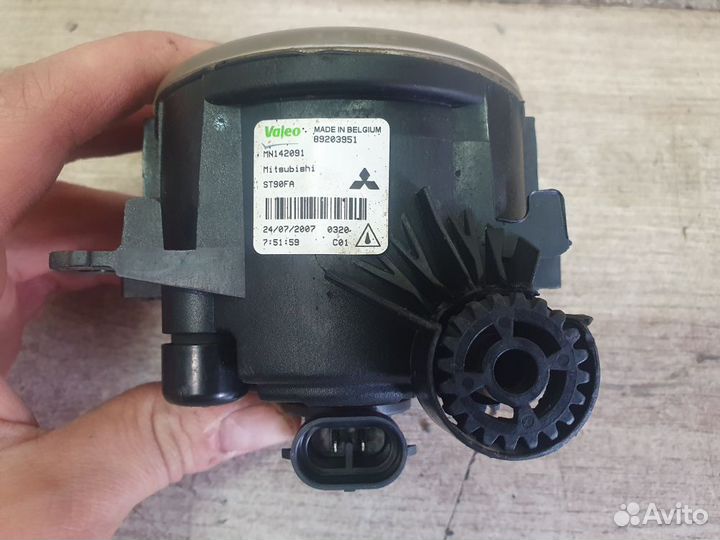 Фара противотуманная Mitsubishi Pajero IV (2006—20