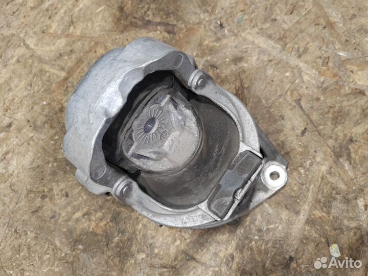 Подушка крепления двигателя левая Volkswagen 3