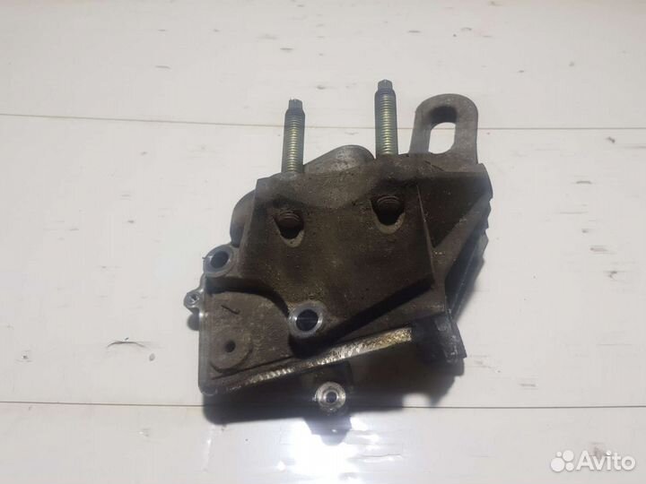 Кронштейн двигателя правый Ford Focus 2