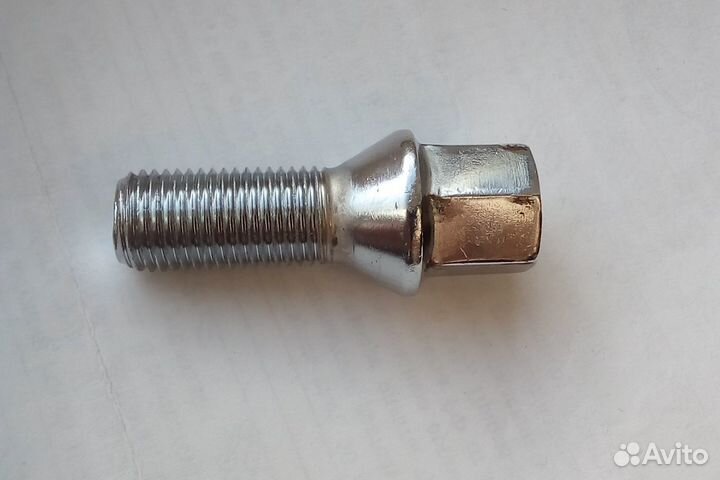 Болт колёсный