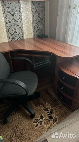 Компьютерный стол и кресло