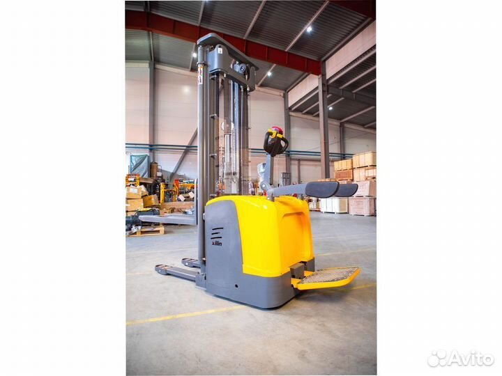 Штабелёр с площадкой