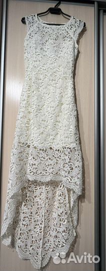 Белое вечернее платье