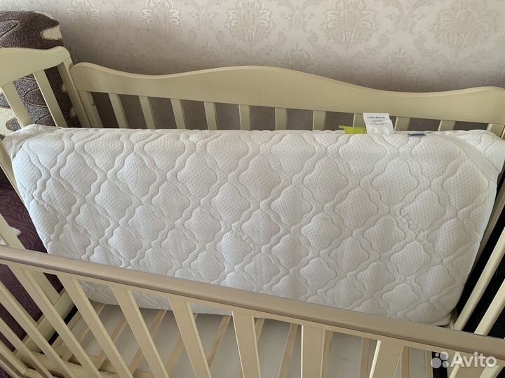 Детская кроватка с маятником