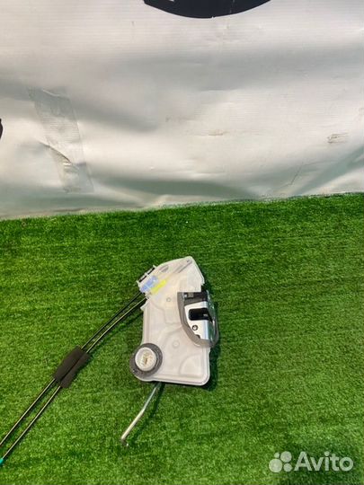 Замок двери (1) передний левый Toyota Harrier