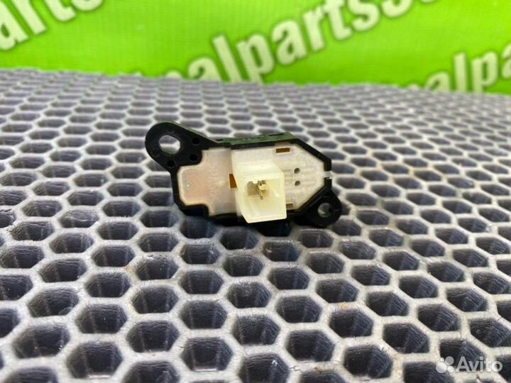 Кнопка центрального замка Mazda Mpv LW5W GY-DE 2.5