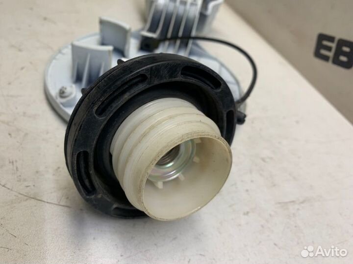 Лючок топливного бака Hyundai Solaris седан 1.4