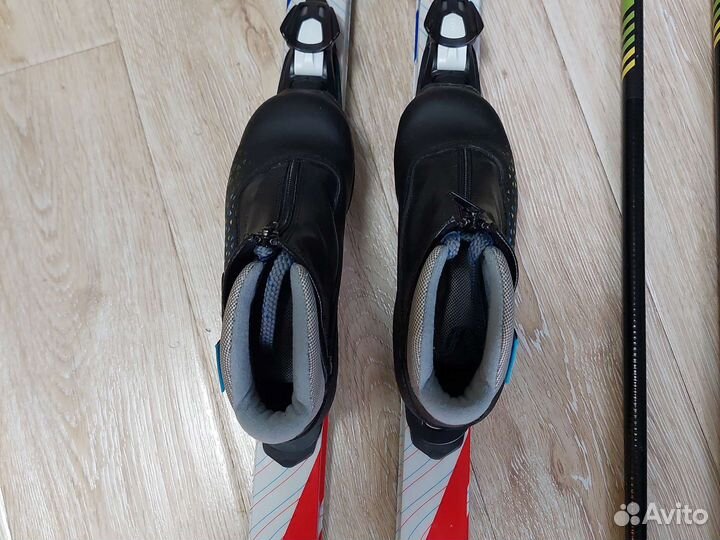 Продам комплект лыжи, палки, ботинки 33и 37 размер