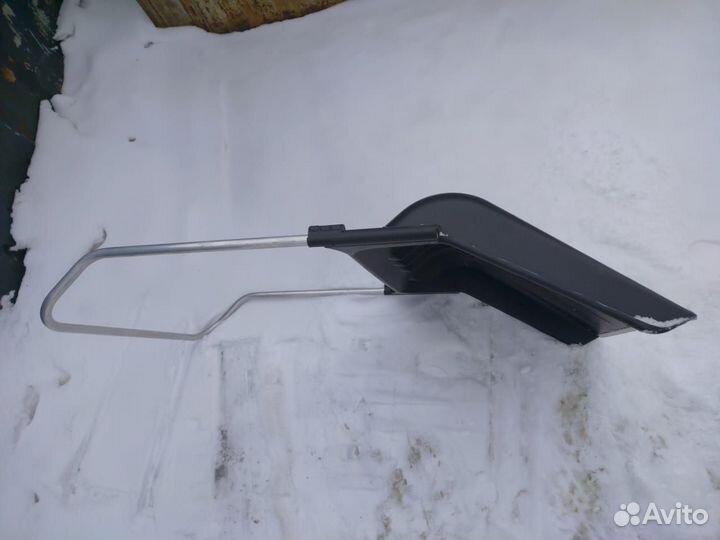 Скрепер и лопата для уборки снега