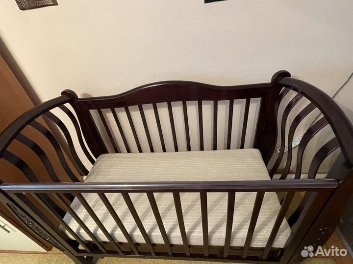 Детская кроватка с маятником и ящиком