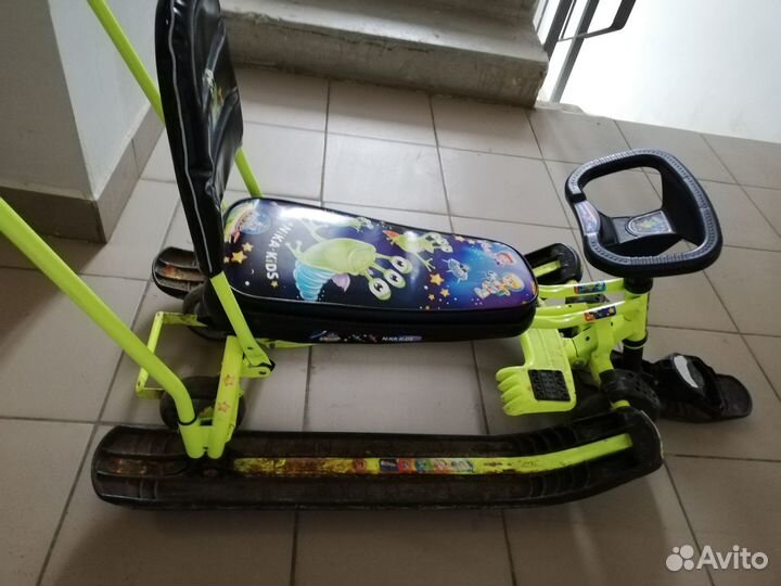 Детский снегокат с колесами и ручкой