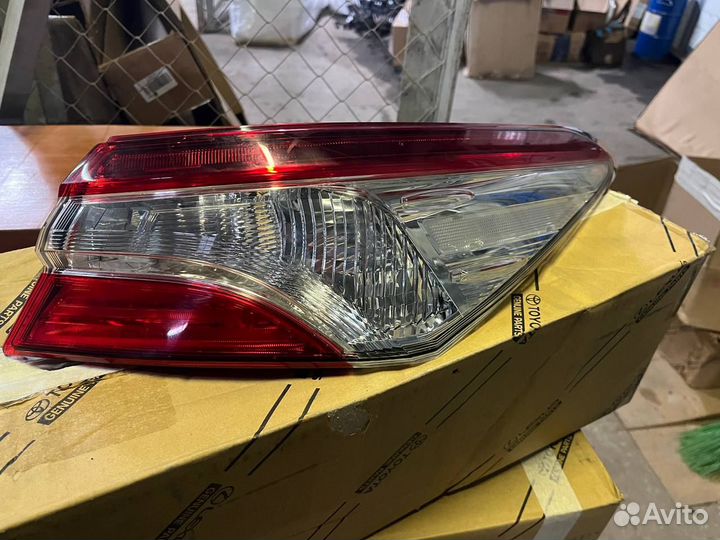 Фонарь задний правый Toyota Camry 8155133660