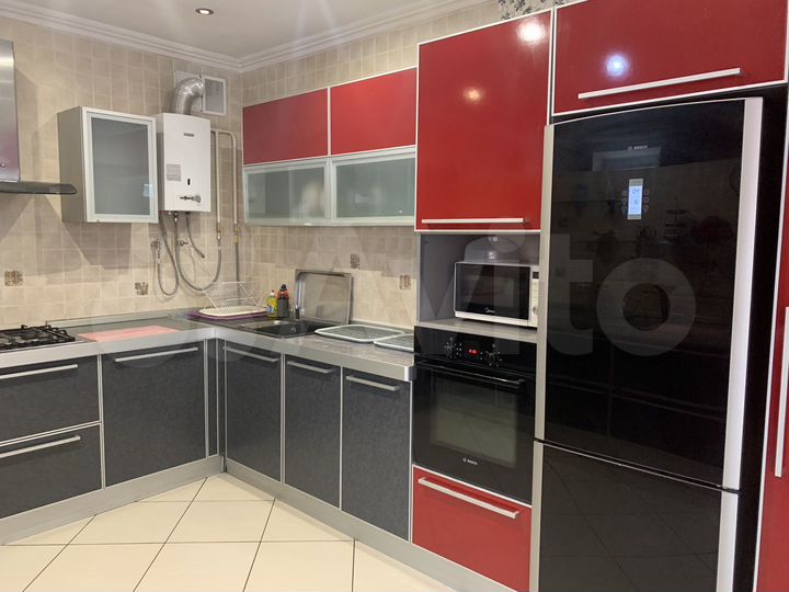 Коттедж 300 м² на участке 6 сот.