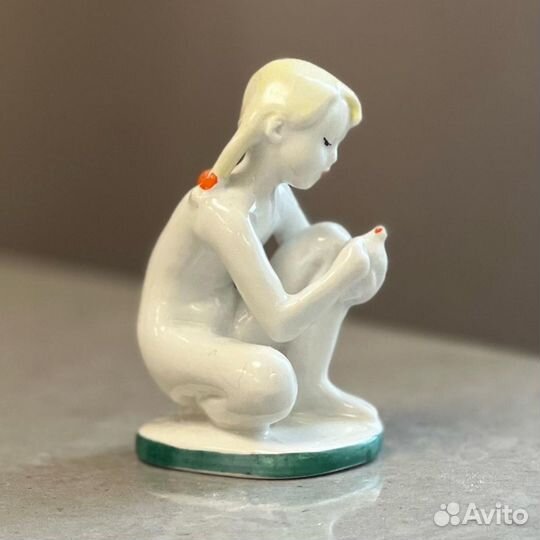 Фарфоровая статуэтка «Девочка лепит голубя»лфз