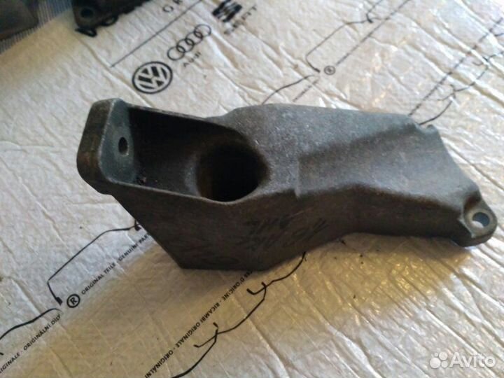 Кронштейн двигателя левый Volkswagen Passat B5