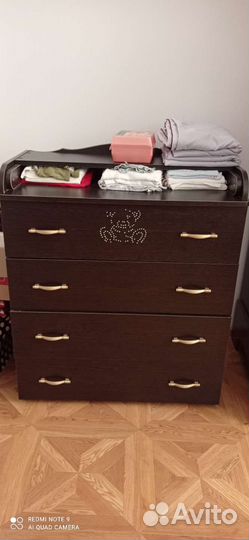 Часы и детский шкаф