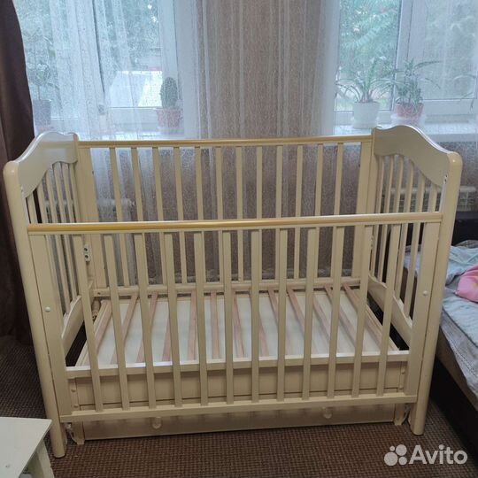 Детская кроватка с продольным маятником с матрасом