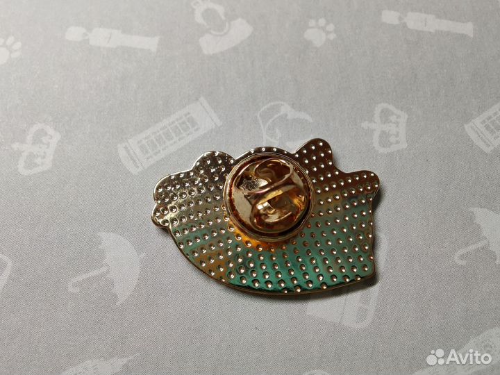 Значок собака Сиба Ину с плащом