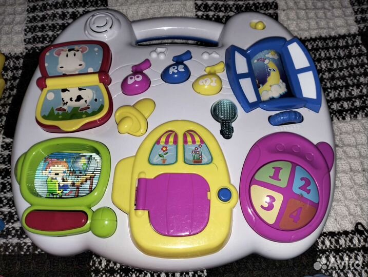 Много игрушек для малыша