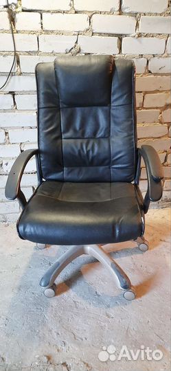 Офисное кожаное кресло