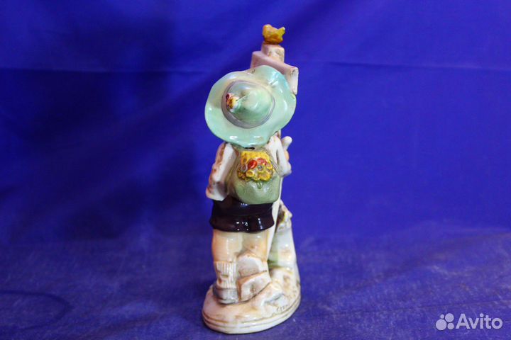 Статуэтка фарфоровая Пионер Мальчик с птичкой
