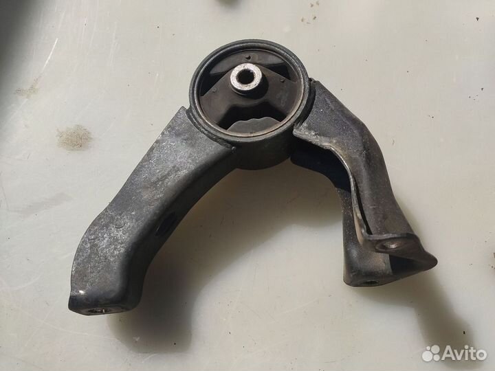 Подушка опора кронштейн Митсубиси ланцер 10