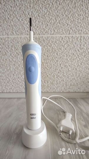 Электрическая зубная щетка Oral-B