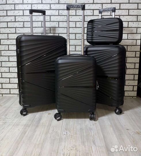 Чемодан на колёсах ударопрочный из полипропилена